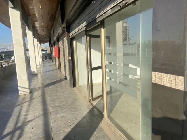 Local comercial frente a Mall Arauco Maipú, alta afluencia de público.