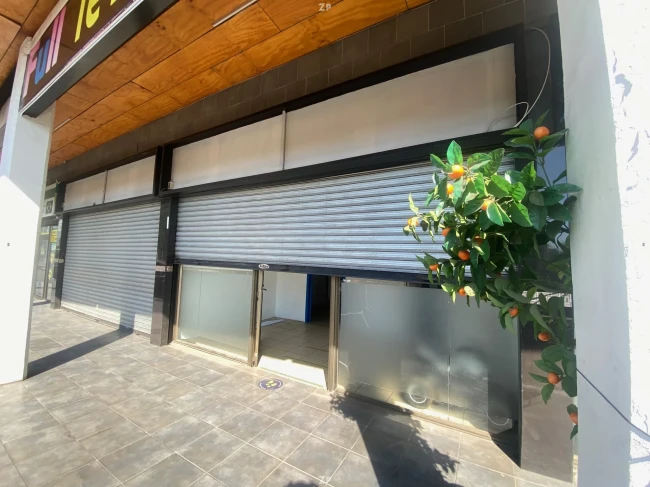 Local comercial 76m2 frente a Mall Arauco Maipú.