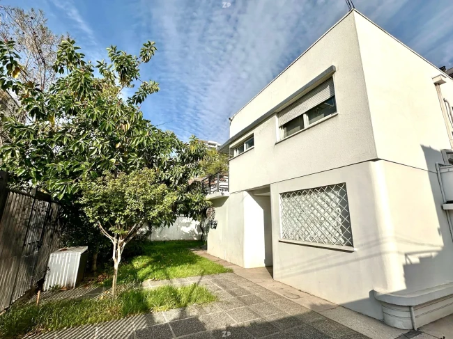 ESTUPENDA Y SOLIDA CASA DE 273 M2 HABITABLES EN LIMITE DE ÑUÑOA CON PROVIDENCIA