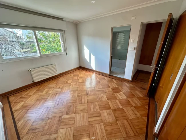 ESTUPENDA Y SOLIDA CASA DE 273 M2 HABITABLES EN LIMITE DE ÑUÑOA CON PROVIDENCIA