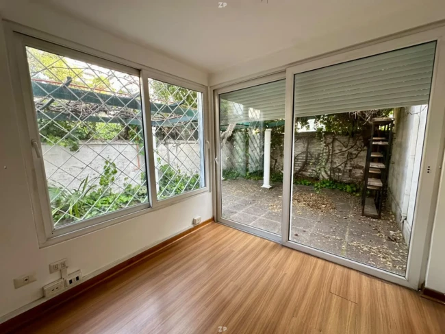 ESTUPENDA Y SOLIDA CASA DE 273 M2 HABITABLES EN LIMITE DE ÑUÑOA CON PROVIDENCIA