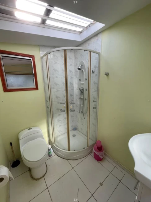Se Vende Amplia y Acogedora Casa con Jardín y Estacionamientos