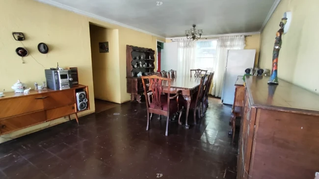 Casa frente a plaza | 220 m² terreno + 4 estacionamientos | Las Rejas