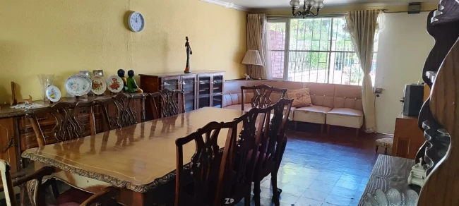 Casa frente a plaza | 220 m² terreno + 4 estacionamientos | Las Rejas