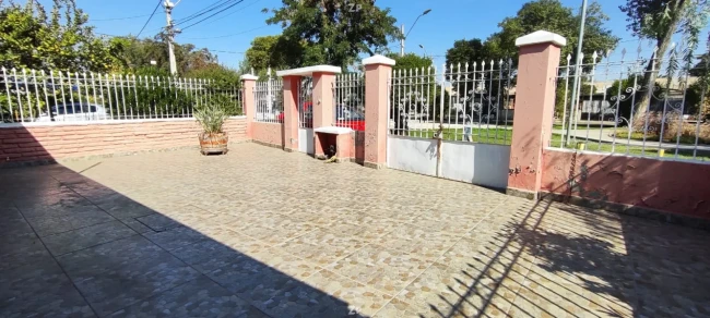 Casa frente a plaza | 220 m² terreno + 4 estacionamientos | Las Rejas