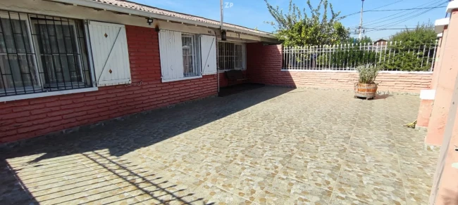 Casa frente a plaza | 220 m² terreno + 4 estacionamientos | Las Rejas