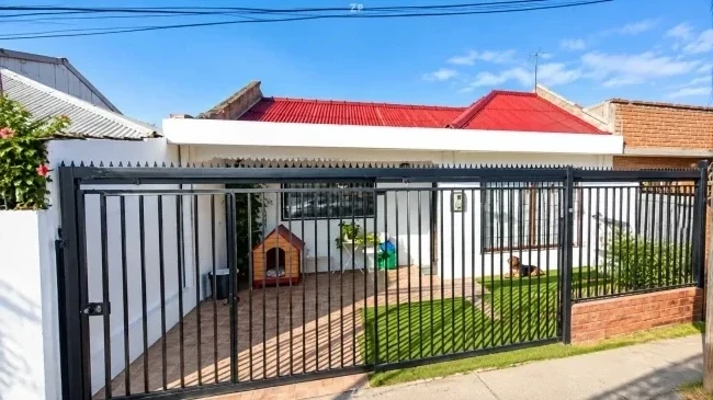 Casa Remodelada 3D-1B-Bodega-Antejardin, Patio, estacionamiento.