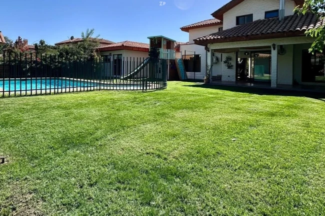Casa con piscina y quincho en Condominio El Golf - Rinconada