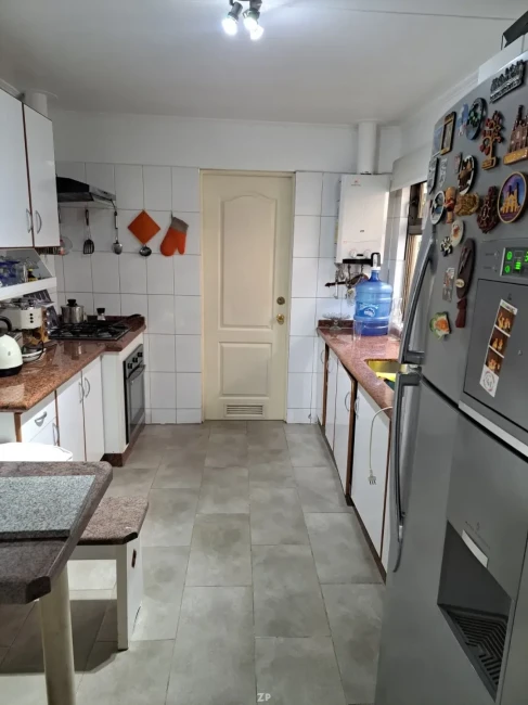 Linda Casa 2 pisos en condominio con piscina