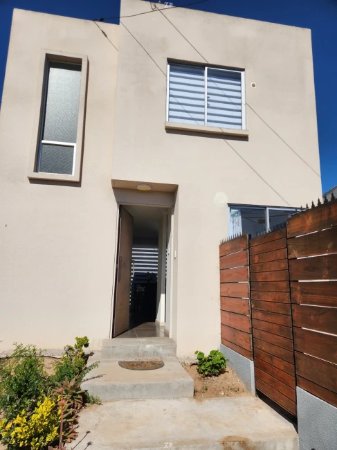 Vendo casa de 2 pisos, aislada, orientación poniente o permuto (por casa 1 piso)