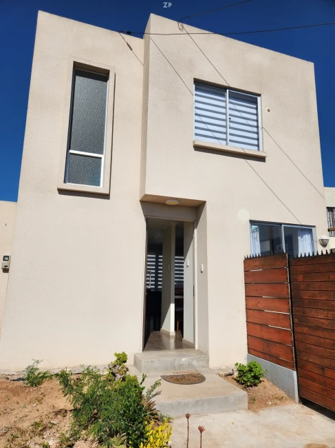 Vendo casa de 2 pisos, aislada, orientación poniente o permuto (por casa 1 piso)
