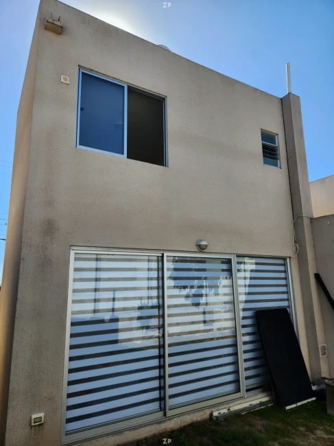 Vendo casa de 2 pisos, aislada, orientación poniente o permuto (por casa 1 piso)