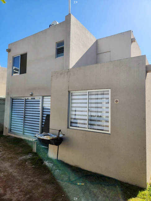 Vendo casa de 2 pisos, aislada, orientación poniente o permuto (por casa 1 piso)
