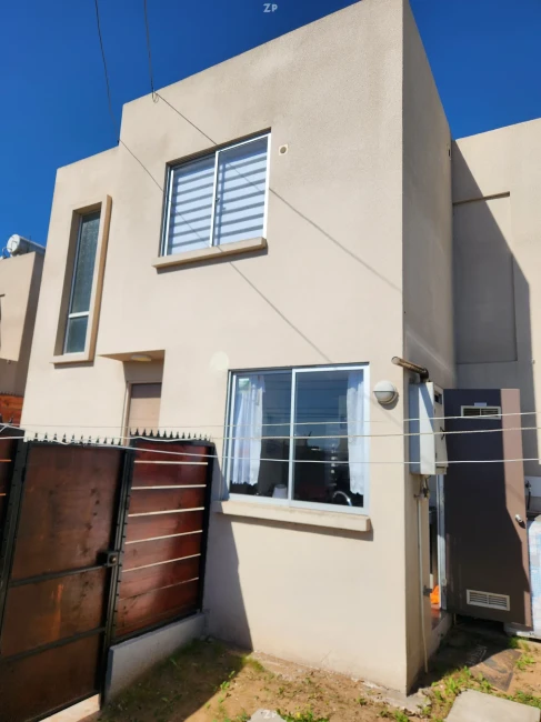 Vendo casa de 2 pisos, aislada, orientación poniente o permuto (por casa 1 piso)