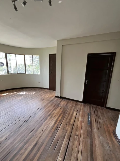 Casa comercial en arriendo, 6 habitaciones, 2 estacionamientos, bodega 