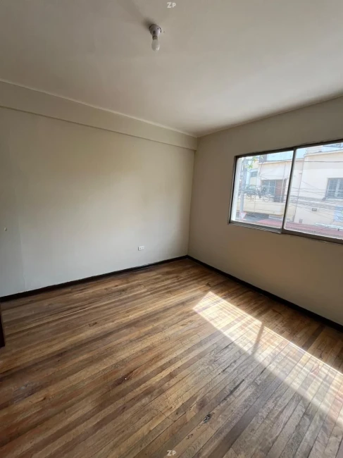 Casa comercial en arriendo, 6 habitaciones, 2 estacionamientos, bodega 