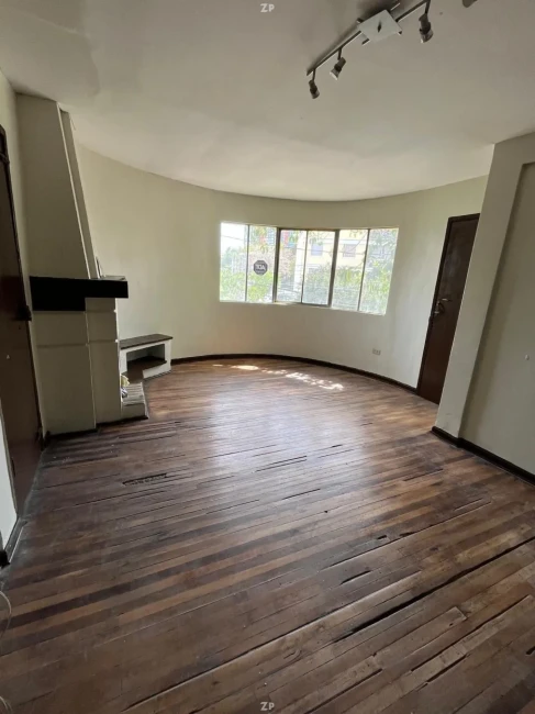 Casa comercial en arriendo, 6 habitaciones, 2 estacionamientos, bodega 