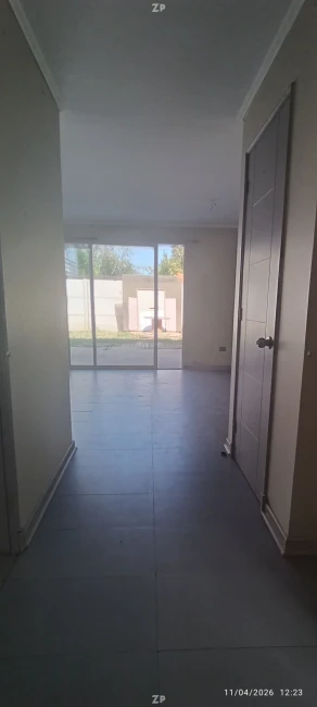 Se vende casa solida, dos pisos, pareada a un costado, gran patio trasero, Buin