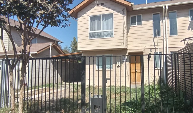 Se vende casa solida, dos pisos, pareada a un costado, gran patio trasero, Buin