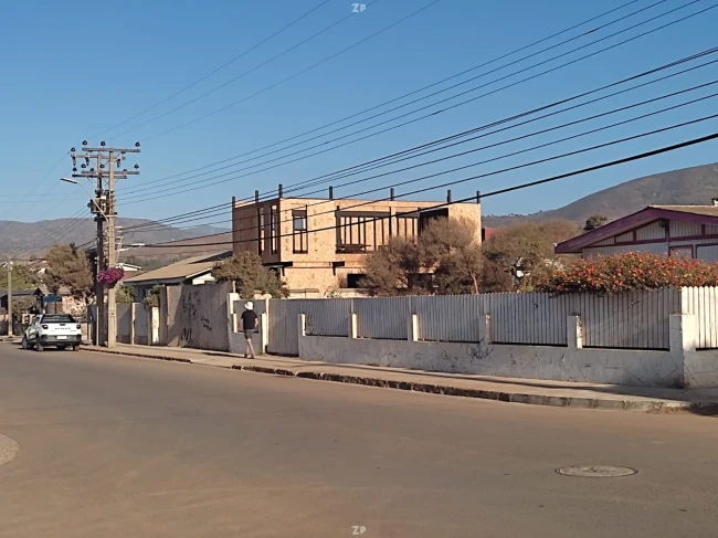 Casa en terreno esquina de 400 m² en pueblo La Laguna, Zapallar. A5 min de playa