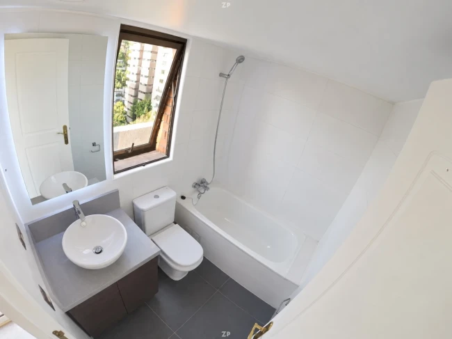 Arriendo espectacular departamento en El Golf / Plaza Perú – Las Condes | 32 UF