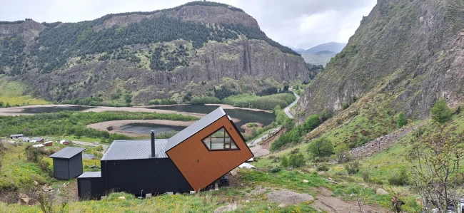 VENTA DE PARCELA CON CASA DE ARQUITECTURA ÚNICA EN LA PATAGONIA