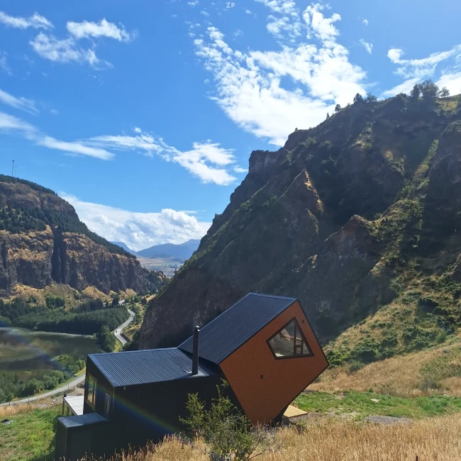 VENTA DE PARCELA CON CASA DE ARQUITECTURA ÚNICA EN LA PATAGONIA