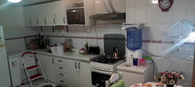 Se vende hermosa casa con una amplia cocina amoblada. 
