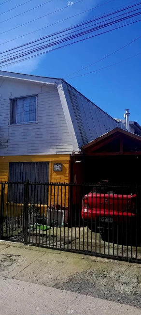 Se vende hermosa casa con una amplia cocina amoblada. 
