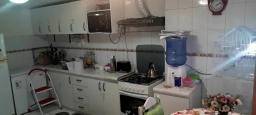 Se vende hermosa casa con una amplia cocina amoblada. 